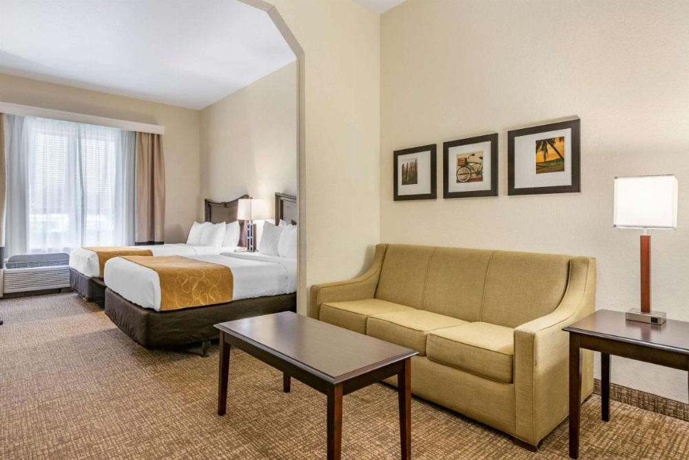 Queen Suite with Two Queen Beds and Tub - Accessible/Non-Smoking